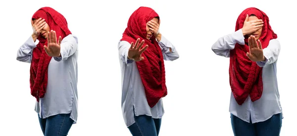 Araberin Hijab Stressig Und Schüchtern Die Hand Auf Dem Kopf — Stockfoto