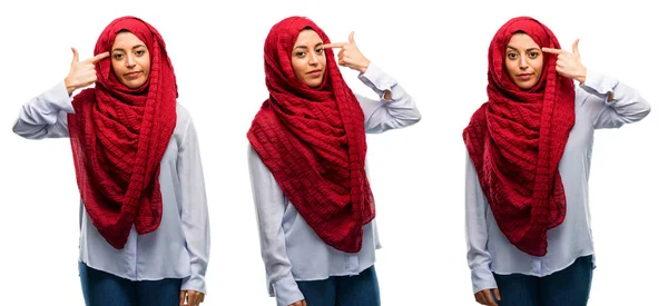 Arabische Vrouw Het Dragen Van Hijab Ongelukkig Moe Zelfmoord Gebaar — Stockfoto