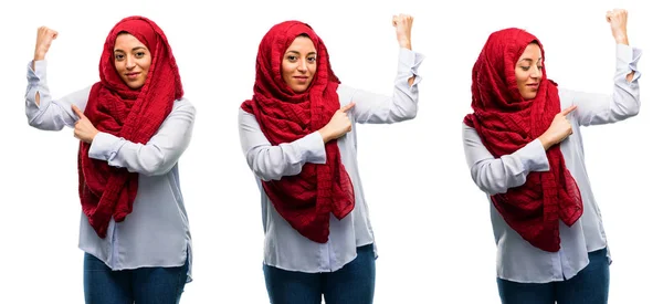 Arabiska Kvinna Bär Hijab Pekar Biceps Uttrycker Styrka Och Gym — Stockfoto