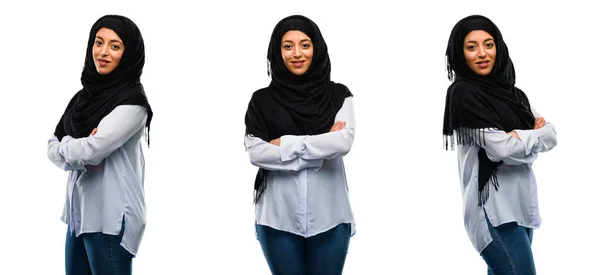 アラブの女性が白い背景で隔離された笑って自然な笑顔で自信を持って 幸せな交差の腕を持つヒジャーブを着て — ストック写真