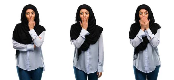Araberin Hijab Bedeckt Schockiert Den Mund Sieht Schüchtern Aus Drückt — Stockfoto