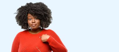 Parmakla ile mavi arka plan güzel Afrikalı kadın mutlu ve ifade wow jest, tezahürat