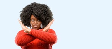 Hayır, ifade güvenlik, savunma veya kısıtlama, mavi arka plan güzel Afrikalı kadın dur işareti eller, geçiş yapma kötü tutum ile rahatsız