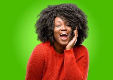 Güzel Afrikalı kadın çok mutlu ve kendinden emin bir büyük gülümseme sürpriz parmak gösterilen