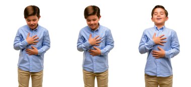 Kendinden emin ve mutlu bir büyük doğal gülümseme gülmek ile yeşil gözlü yakışıklı yürümeye başlayan çocuk