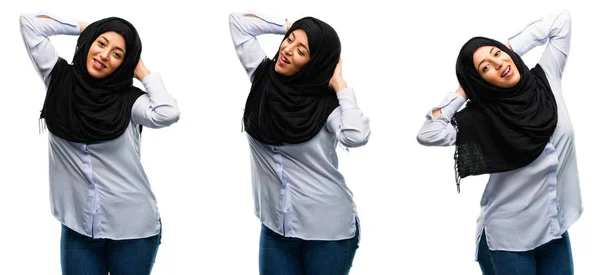 Arabiska Kvinna Som Bär Hijab Självsäker Och Glad Med Ett — Stockfoto