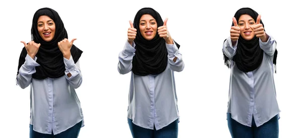 Mujer Árabe Vistiendo Hijab Sonriendo Ampliamente Mostrando Pulgares Hacia Arriba —  Fotos de Stock