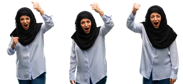 Arap Kadın Hijab Giyen Tahriş Beyaz Arka Plan Üzerinde Kızgın — Stok fotoğraf