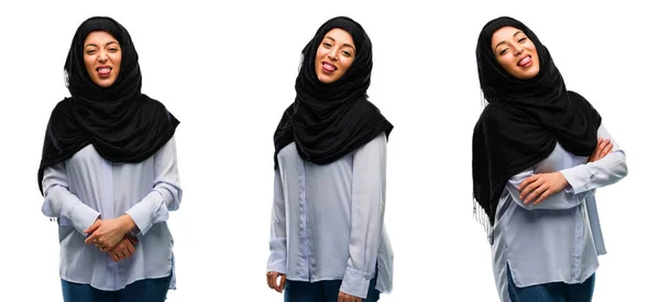 不服従 抗議および白い背景に分離された無礼の印でカメラに向かって舌を突き出してヒジャーブを身に着けているアラブの女性 — ストック写真