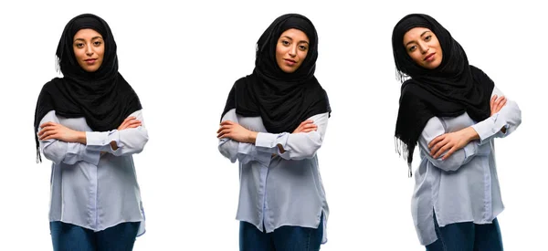 Arabiska Kvinna Som Bär Hijab Med Korsade Armar Självsäker Och — Stockfoto