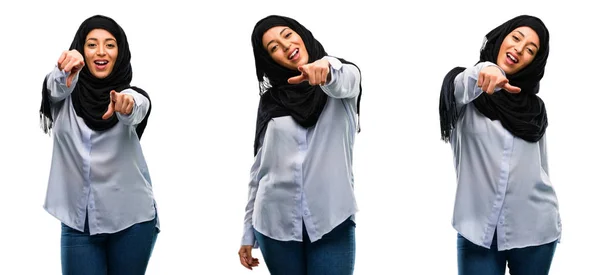 阿拉伯妇女戴头巾指向前面与手指隔绝在白色背景上 — 图库照片