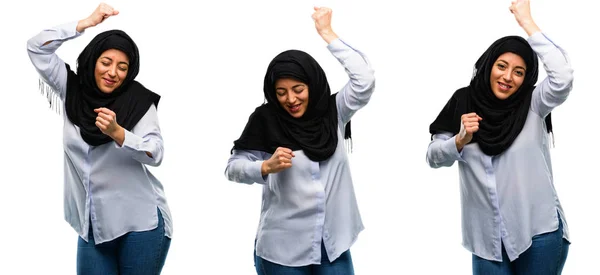 Αραβικά Γυναίκα Φορούσε Μαντίλα Χαρούμενος Και Συγκινημένος Εκφράζοντας Κερδίζοντας Χειρονομία — Φωτογραφία Αρχείου