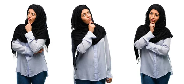 Arabiska Kvinna Som Bär Hijab Tänkande Tankeväckande Med Smarta Ansikte — Stockfoto