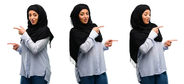 Araberin Trägt Hijab Und Zeigt Mit Dem Finger Auf Weißen — Stockfoto