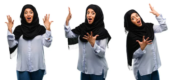 Araberin Hijab Glücklich Und Überrascht Jubelnd Mit Wow Geste Vor — Stockfoto