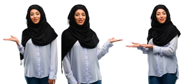 Arabische Frau Hijab Mit Etwas Der Leeren Hand Isoliert Über — Stockfoto