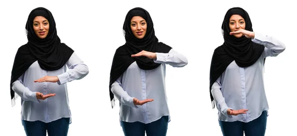 Arabische Frau Hijab Hält Etwas Größenkonzept Isoliert Über Weißem Hintergrund — Stockfoto