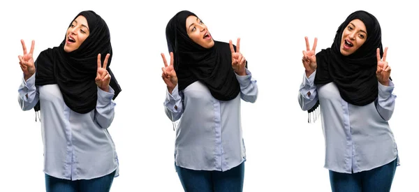 Arabskie Kobiety Noszenie Hidżabu Szczęśliwy Podekscytowany Wyrażając Zwycięskie Gest Sukces — Zdjęcie stockowe