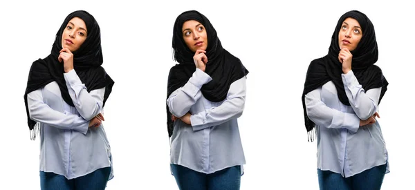 Arabische Frau Hijab Denkt Und Schaut Auf Und Äußert Zweifel — Stockfoto