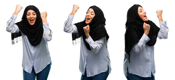 戴头巾的阿拉伯妇女高兴和兴奋地庆祝胜利 表达了巨大的成功 能量和积极的情绪 庆祝新工作快乐孤立的白色背景 — 图库照片