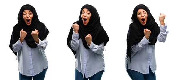 Αραβικά Γυναίκα Που Φοράει Μαντίλα Χαρούμενος Και Συγκινημένος Γιορτάζουμε Νίκη — Φωτογραφία Αρχείου