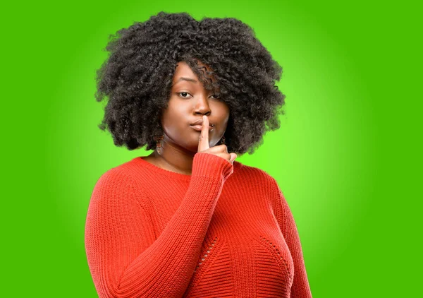 Hermosa Mujer Africana Con Dedo Índice Los Labios Pedir Silencio —  Fotos de Stock