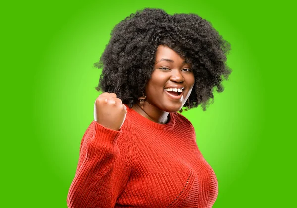 Красива Африканська Жінка Щаслива Схвильована Вираженням Жесту Успішна Урочиста Перемога — стокове фото
