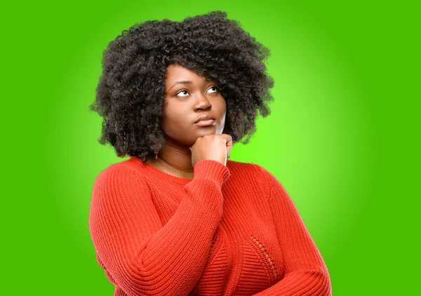 Mooie Afrikaanse Vrouw Denken Doordachte Met Slimme Gezicht — Stockfoto