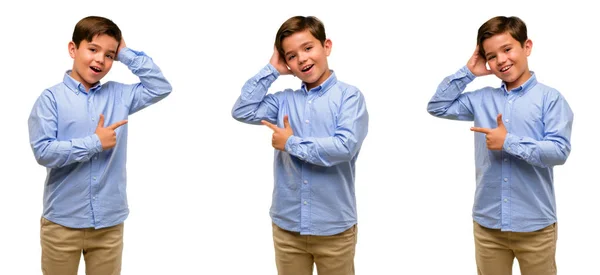 Niño Guapo Con Ojos Verdes Apuntando Hacia Lado Con Dedo —  Fotos de Stock