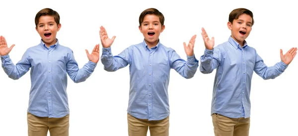 Guapo Niño Pequeño Con Ojos Verdes Feliz Sorprendido Animando Expresando — Foto de Stock