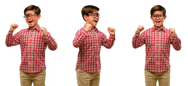 Niño Guapo Con Ojos Verdes Feliz Emocionado Expresando Gesto Ganador —  Fotos de Stock