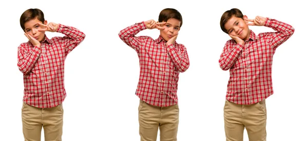 Niño Guapo Con Ojos Verdes Mirando Cámara Través Los Dedos — Foto de Stock