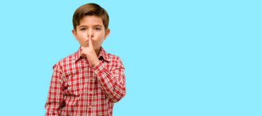 Yakışıklı yürümeye başlayan çocuk dilinde, işaret parmağı ile yeşil gözlü sormak sessiz olmalısın. Sessizlik ve gizli kavram üzerinde mavi arka plan