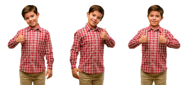 Niño Guapo Con Los Ojos Verdes Sonriendo Ampliamente Mostrando Los —  Fotos de Stock