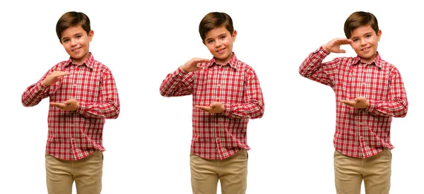 Niño Guapo Con Ojos Verdes Sosteniendo Algo Concepto Tamaño — Foto de Stock