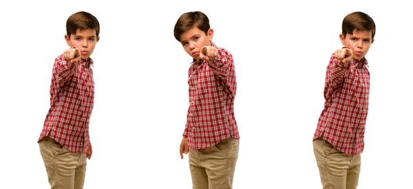 英俊的蹒跚学步的孩子用手指指着前方的绿色眼睛 — 图库照片