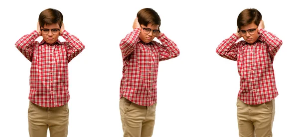 Niño Guapo Con Ojos Verdes Que Cubren Los Oídos Ignorando —  Fotos de Stock