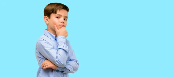 Niño Guapo Con Ojos Verdes Pensando Pensativo Con Cara Inteligente — Foto de Stock