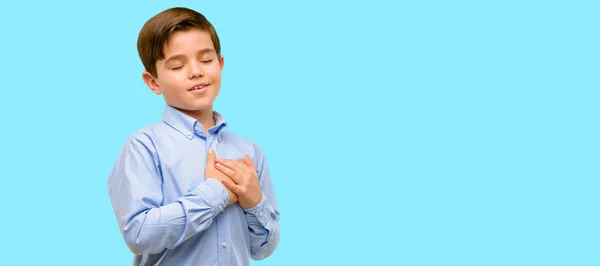 Niño Guapo Con Ojos Verdes Con Las Manos Corazón Expresando —  Fotos de Stock