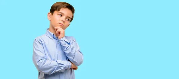 Niño Guapo Con Ojos Verdes Duda Expresión Confundir Maravilla Concepto — Foto de Stock