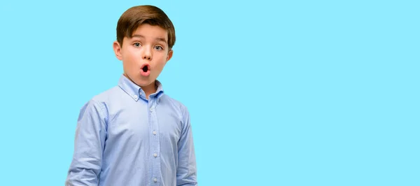 Guapo Niño Pequeño Con Ojos Verdes Feliz Sorprendido Animando Expresando — Foto de Stock