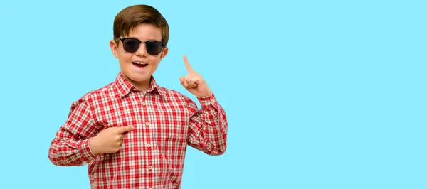 Guapo Niño Pequeño Con Ojos Verdes Feliz Sorprendido Animando Expresando —  Fotos de Stock