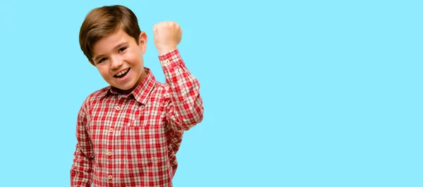 Niño Guapo Con Ojos Verdes Feliz Emocionado Expresando Gesto Ganador —  Fotos de Stock