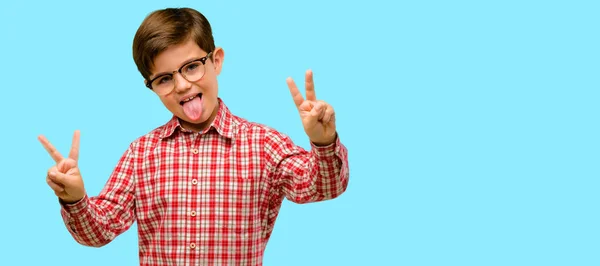 Niño Guapo Con Ojos Verdes Mirando Cámara Mostrando Tanga Haciendo — Foto de Stock