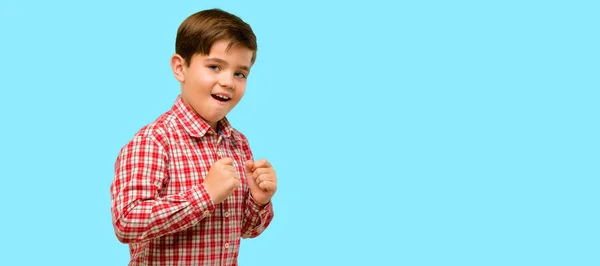 Guapo Niño Pequeño Con Ojos Verdes Feliz Sorprendido Animando Expresando — Foto de Stock