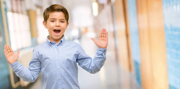 Niño Guapo Con Ojos Verdes Feliz Sorprendido Animando Expresando Gesto —  Fotos de Stock