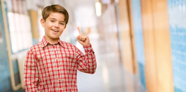 Bello Bambino Bambino Con Gli Occhi Verdi Felice Sorpreso Applaudire — Foto Stock