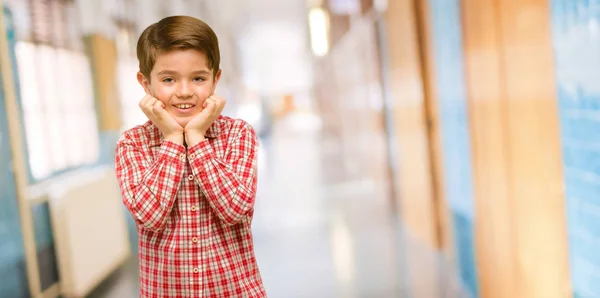 Hübsches Kleinkind Mit Grünen Augen Glücklich Und Überrascht Jubelnd Mit — Stockfoto