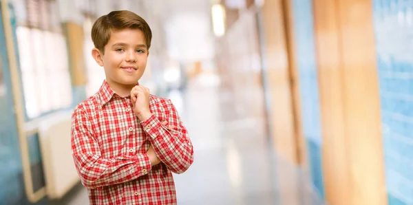 Knappe Peuter Kind Met Groene Ogen Zelfverzekerd Blij Met Een — Stockfoto