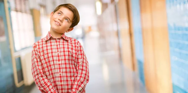 Bello Bambino Bambino Con Gli Occhi Verdi Fiducioso Felice Con — Foto Stock